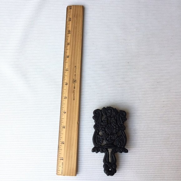 Small Cast Iron Metal Trivet Wall Hanging Decor Spoon Rest Floral Flower Vintage - Picture 2 of 12